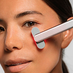 ReviSkin™ - Masajeador Facial con luz roja LED